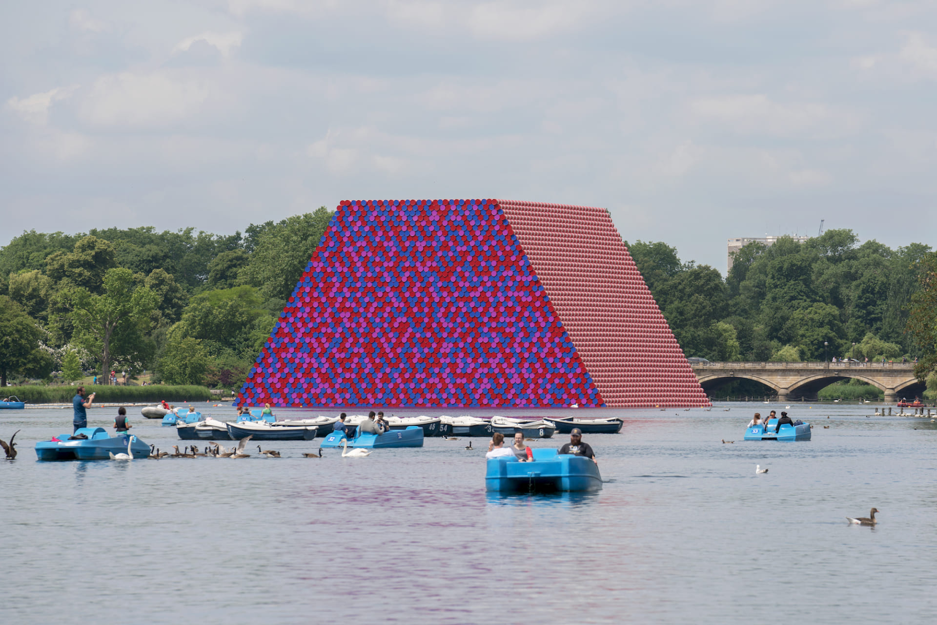 Christoによる巨大彫刻 The London Mastaba が期間限定で展示 ロンドンのハイド パークで18年9月23日 日 まで Webマガジン Axis デザインのwebメディア