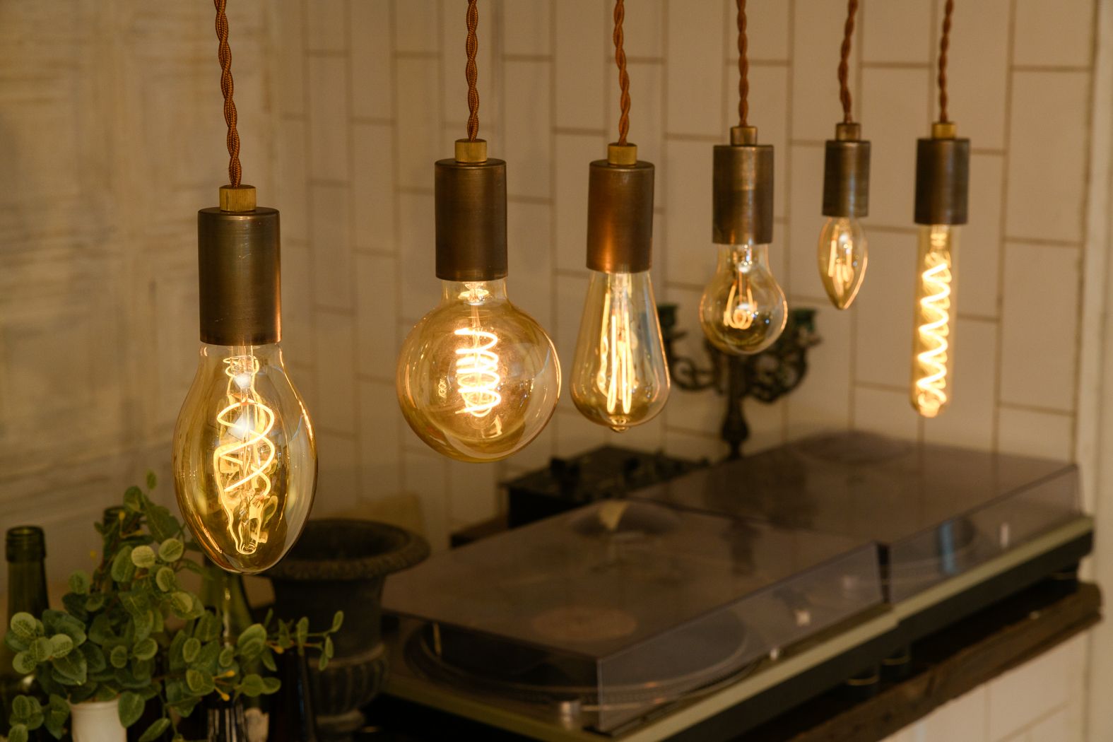 白熱電球のような美しいフィラメントをLEDで再現した電球 「LED SWAN BULB vintage filament」が登場 | AXIS Web  | デザインの視点で、人間の可能性や創造性を伝えるメディア