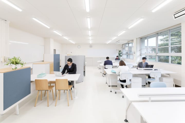 島根・津和野高校とヴィトラが職員室を一新 新職員室「センセイオフィス」が完成
