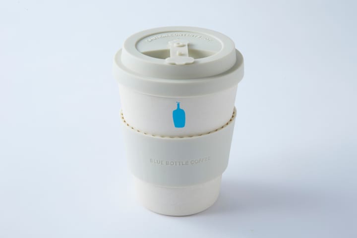 ブルーボトルコーヒーから環境に配慮したエコカップが登場 土の中で分解可能なバンブーファイバーを使用