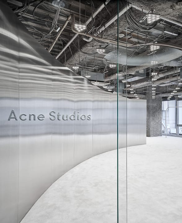 名古屋・栄にオープンした「Acne Studios」 コントラストを強調した