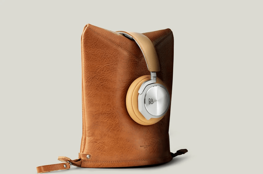 バング＆オルフセン「BeoPlay H6」のために作られた レザー製ヘッドホンケース「Peak Headphone Case」 | AXIS Web  | デザインの視点で、人間の可能性や創造性を伝えるメディア