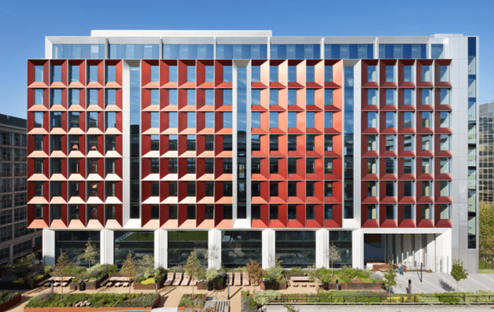 テラコッタの色合いに調和する赤が特徴の ロンドンのオフィスビル 245 Hammersmith Road Webマガジン Axis デザインのwebメディア