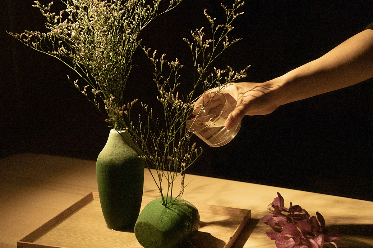 花を自由に挿しこみ、自由に飾る 自由度の高い花器「Floral Foam Vase ...