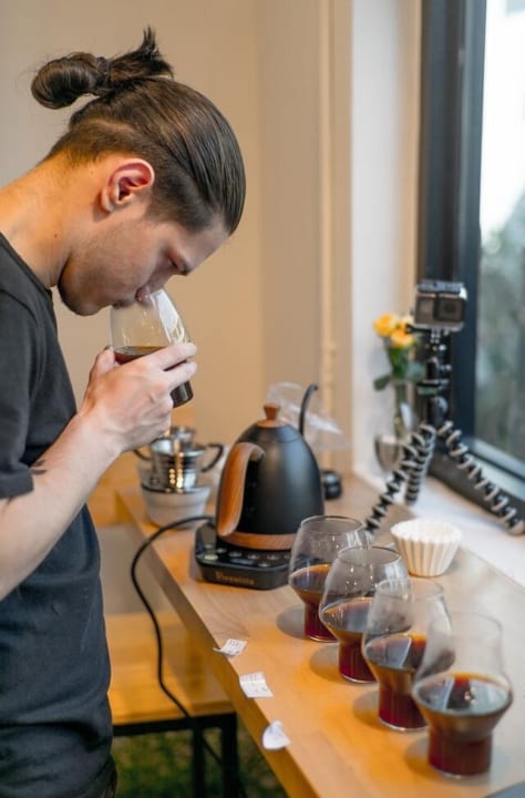 ワイングラスのように、コーヒーの味・香り・風味を 最大限に引き出すコーヒーグラス「AVENSI」 | Webマガジン「AXIS」 |  デザインのWebメディア