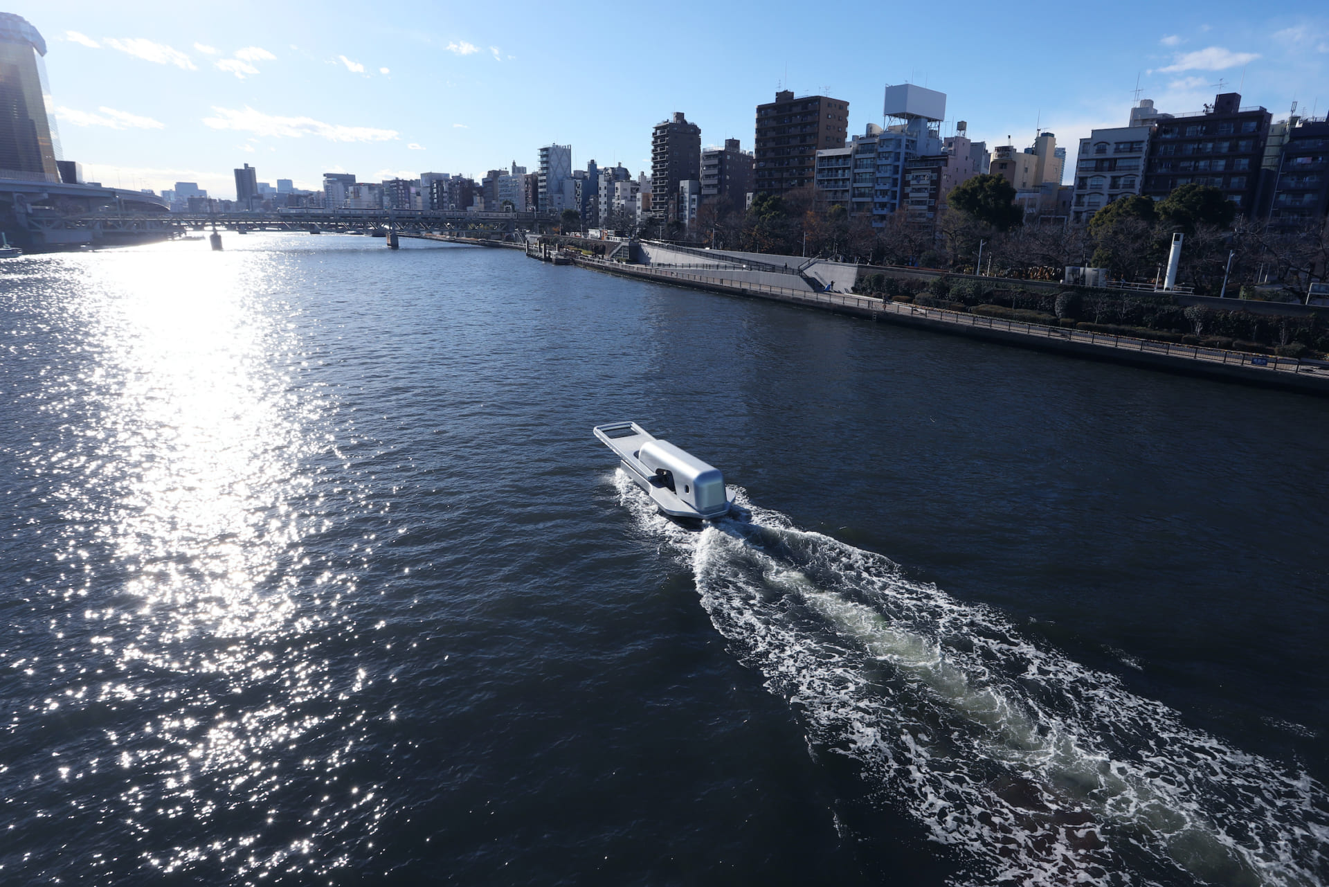 隅田川の水面を開いてゆく 鈴木康広が手がけた ファスナーの船 が航行 Webマガジン Axis デザインのwebメディア