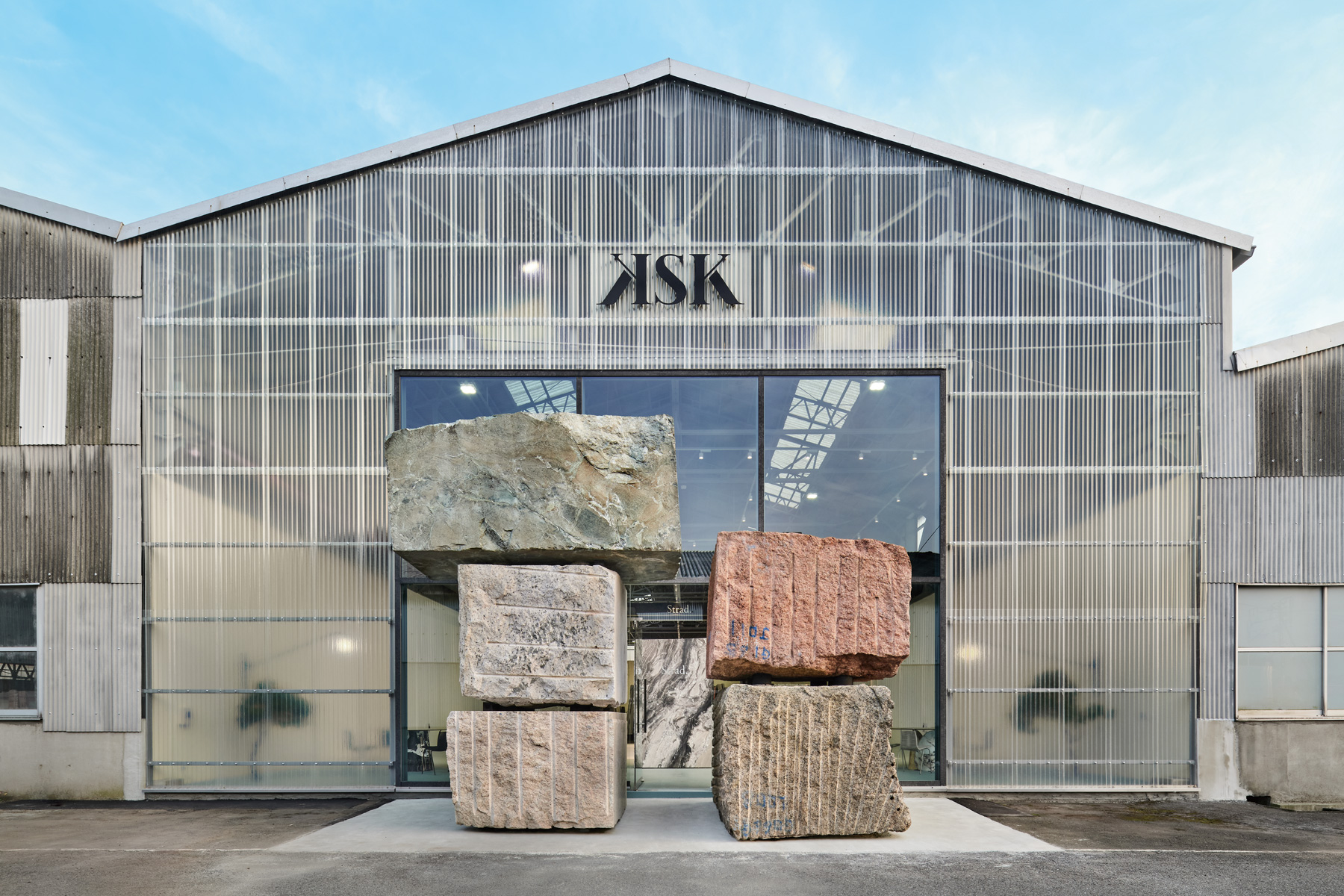 関ヶ原石材、世界の天然石を紹介する新ブランド「Strad.」を設立 専用ギャラリー「Strad. Stone Gallery」もオープン |  Webマガジン「AXIS」 | デザインのWebメディア