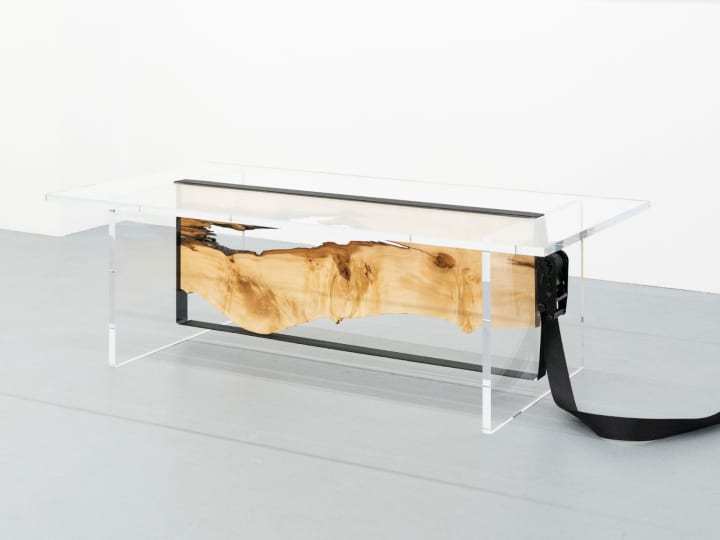 アートギャラリー VOILLD10周年記念展にて 元木大輔／DDAAがアクリル板による家具を展示