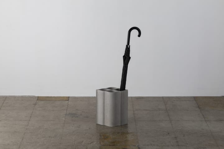 プロダクトデザイナー 倉本 仁が手がけた 風景に溶け込むスレートの傘立て「Slate Umbrella Stand」